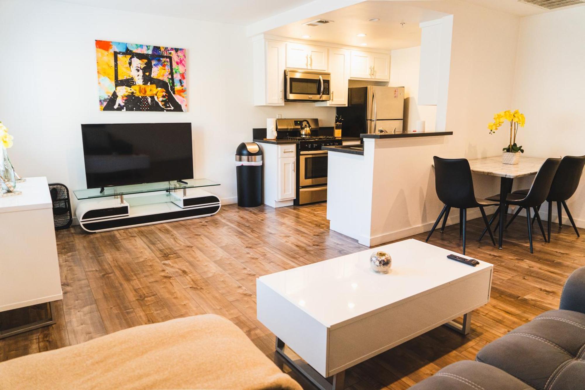 Appartamento Chic Large One Bedroom With Dinning Area In Hear Of Koreatown With Free Parking *