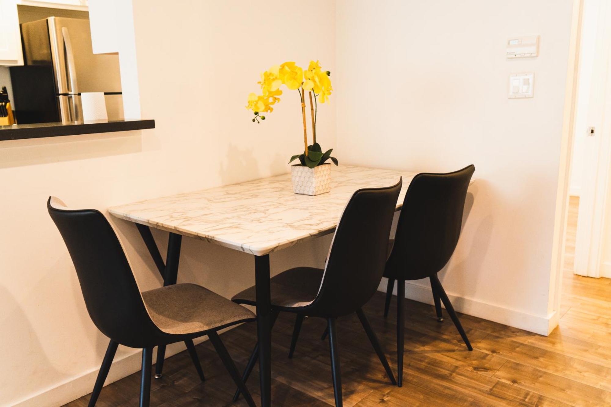 Apartamento Chic Large One Bedroom With Dinning Area In Hear Of Koreatown With Free Parking *