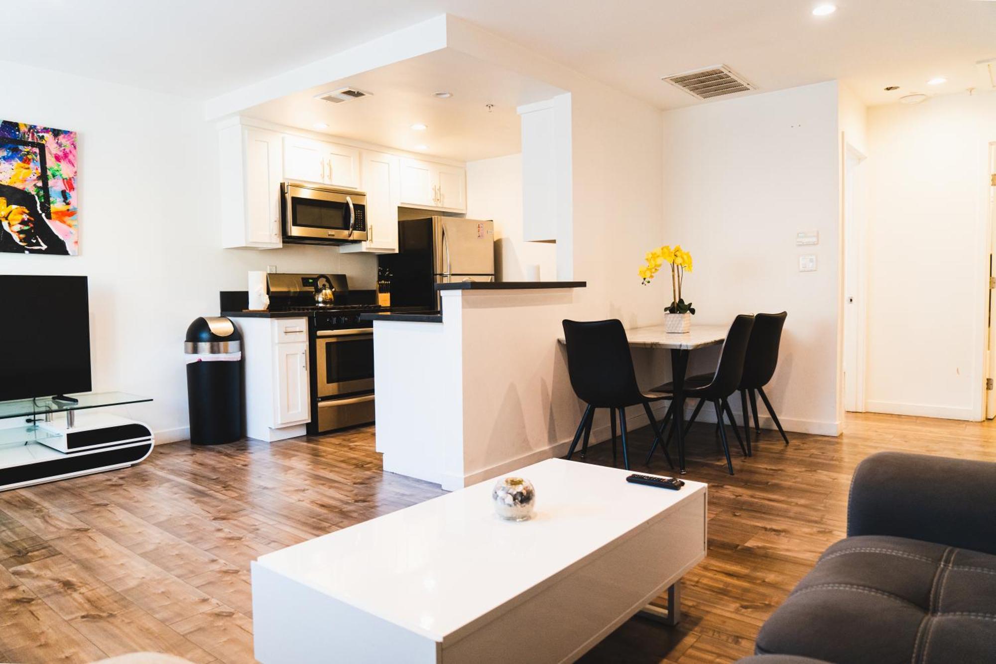 Apartamento Chic Large One Bedroom With Dinning Area In Hear Of Koreatown With Free Parking
